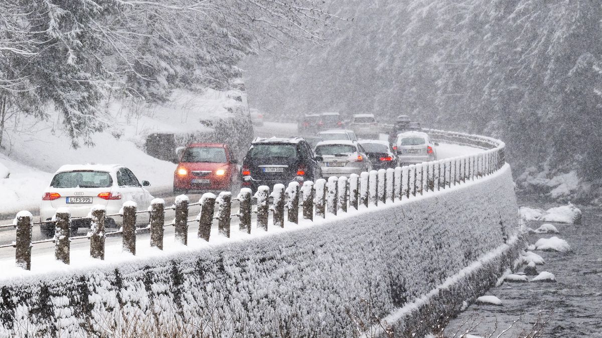Sníh na severu komplikuje dopravu. Spadnout může přes půl metru, hlášeny jsou nehody